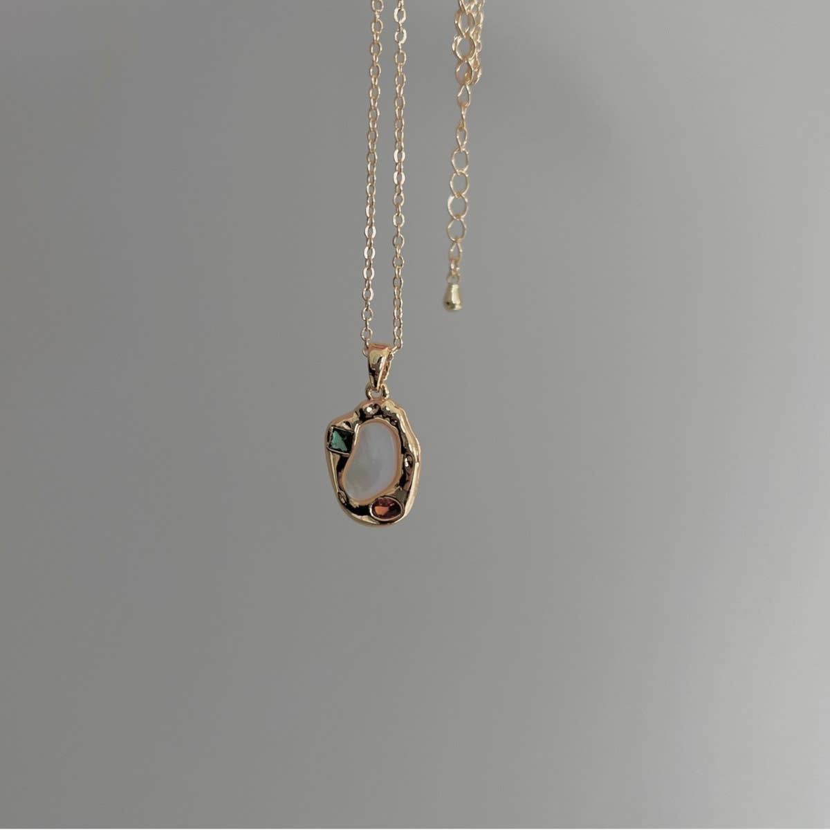 IRREGULAR GEOMETRIC SHELL PENDANT NECKLACE