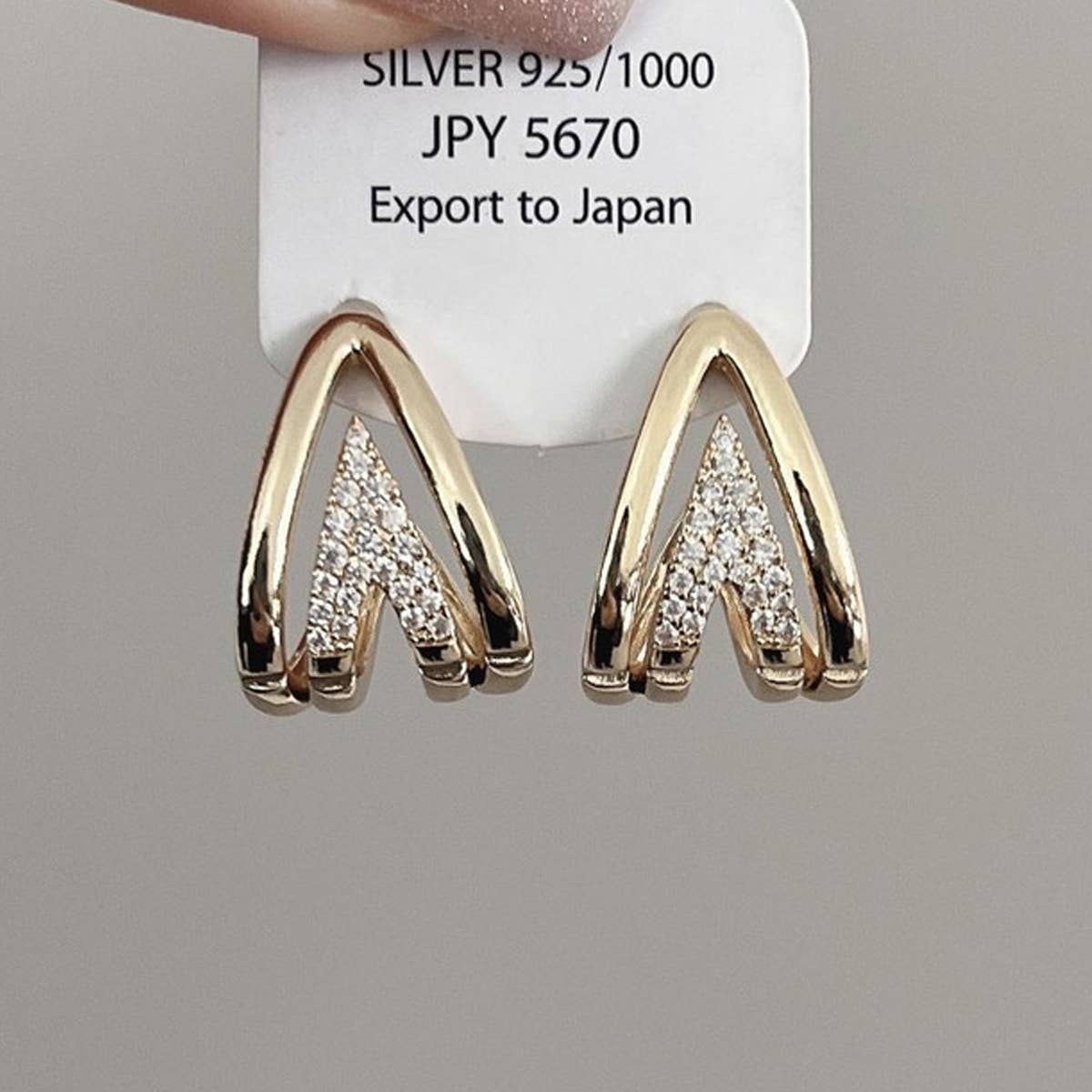MINIMALIST V-SHAPED EARRINGS