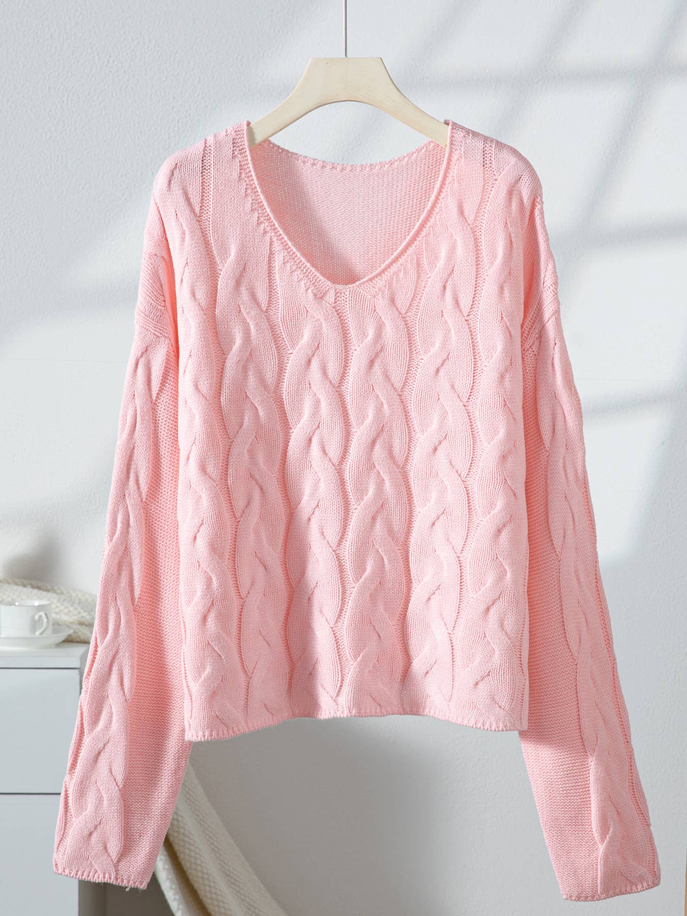 Solid-color laid-back V-neck twisted knit sweater