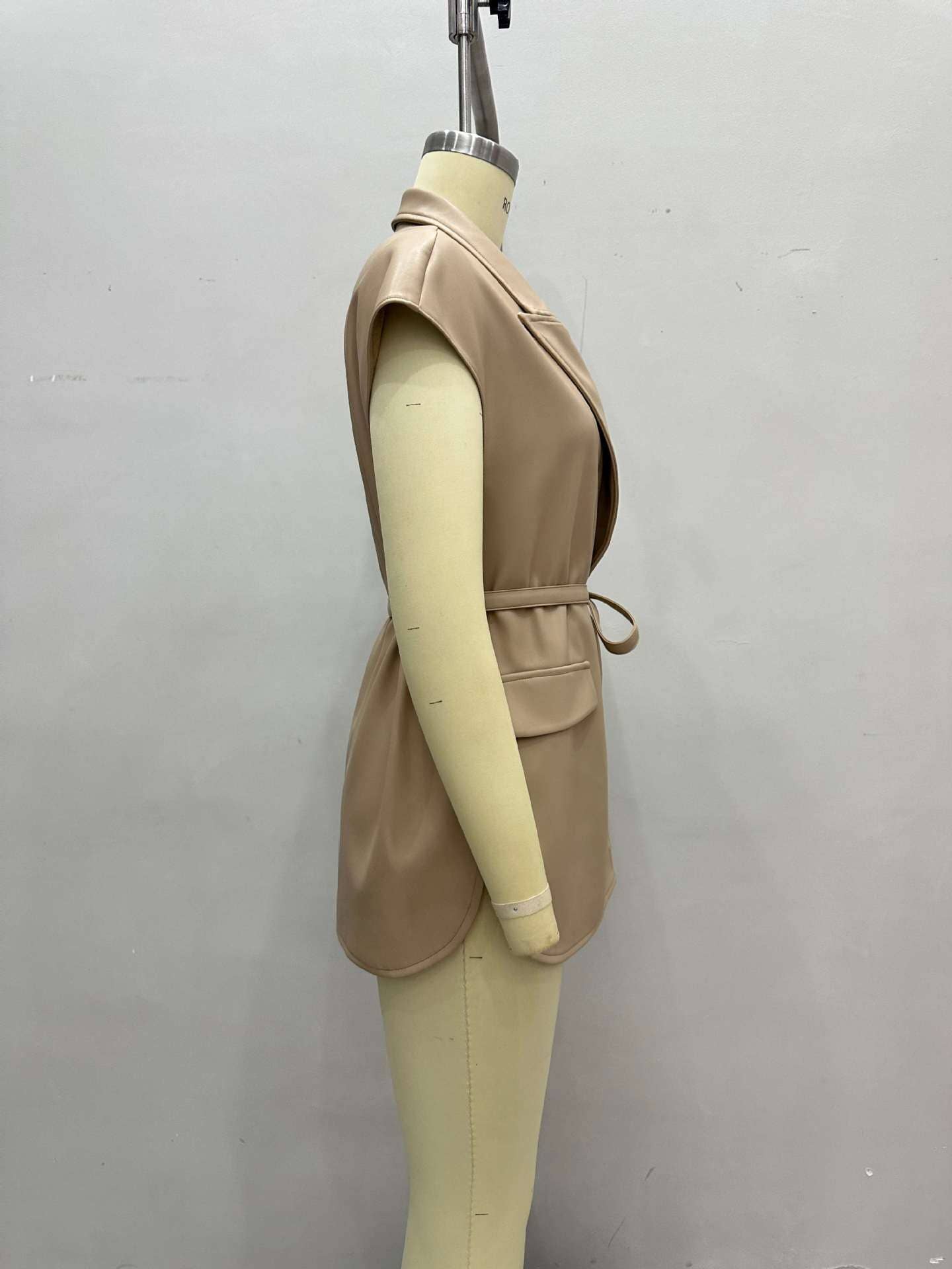 Sleeveless lace-up waist-cinching velvet vest