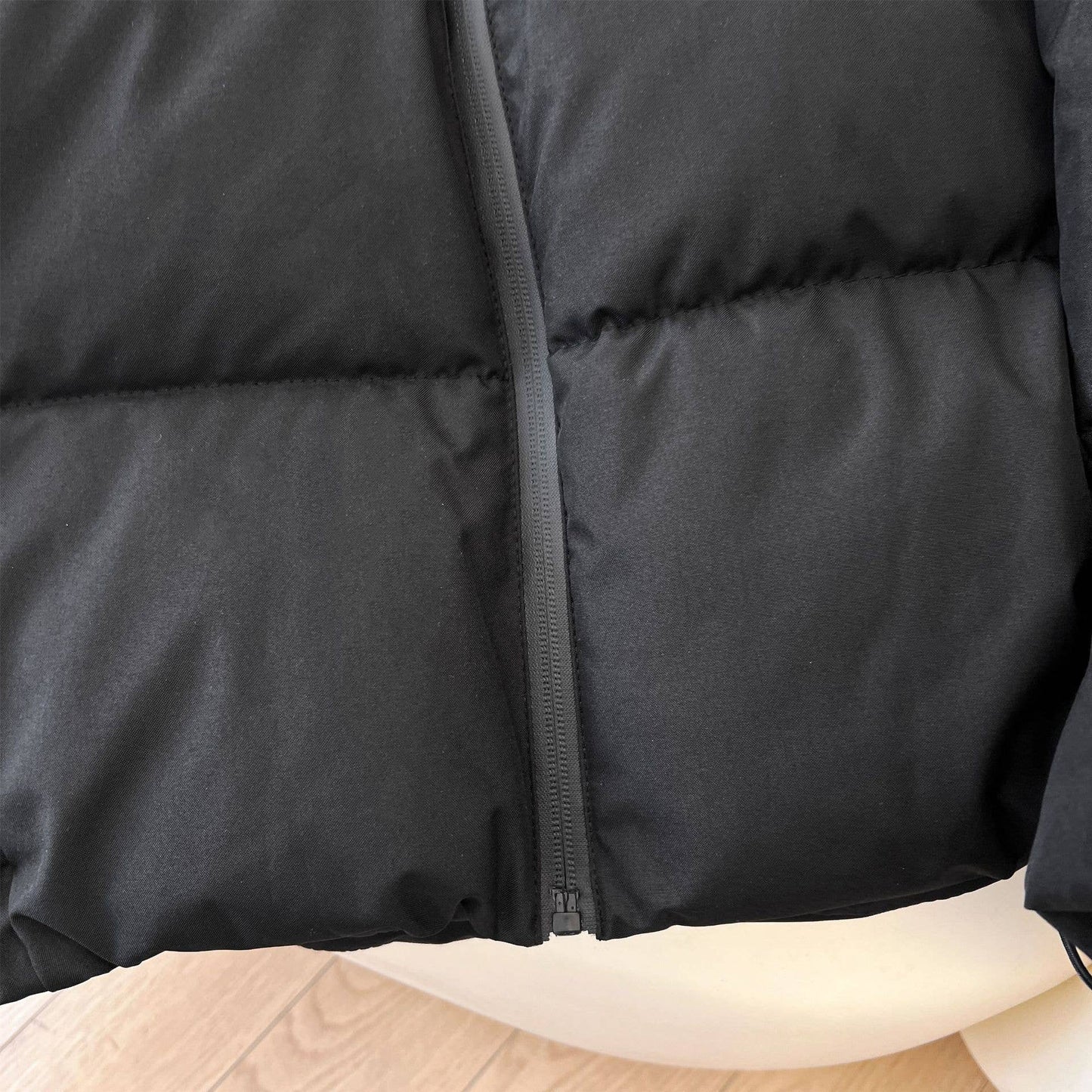 Wear a windproof hooded short warm bread jacket