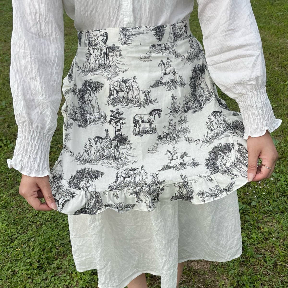 LANDSCAPE PAINTING HALF-LENGTH LOLITA APRON