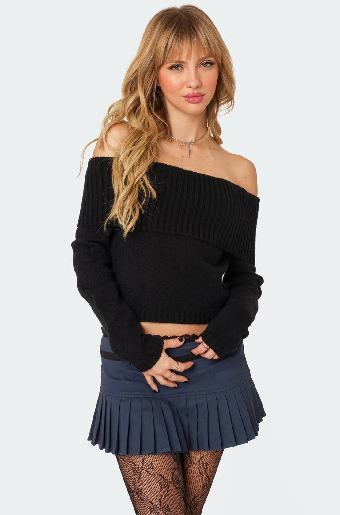 Solid-colored one-shoulder long-sleeved sweater