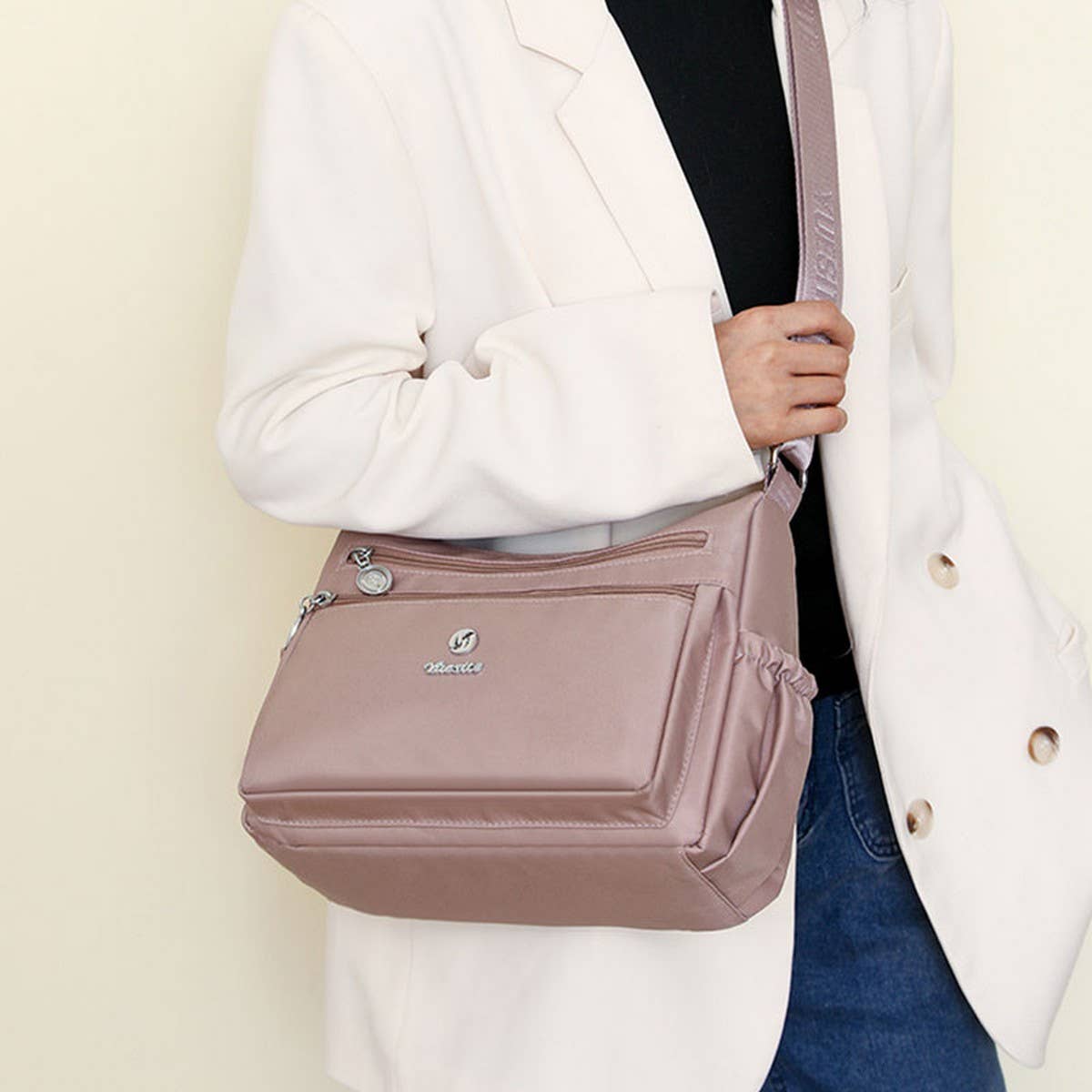 LIGHTWEIGHT WATER-REPELLENT NYLON SHOULDER BAG_CWAB3502