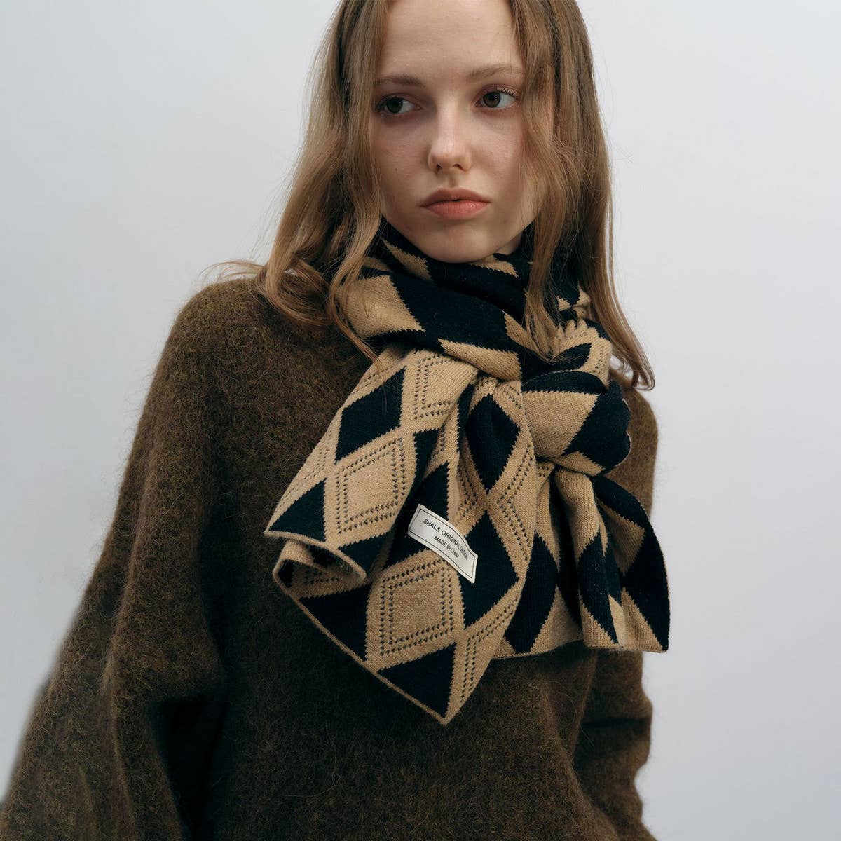 Chic Two-Tone Diamond Knit Scarf ? Cozy Winter