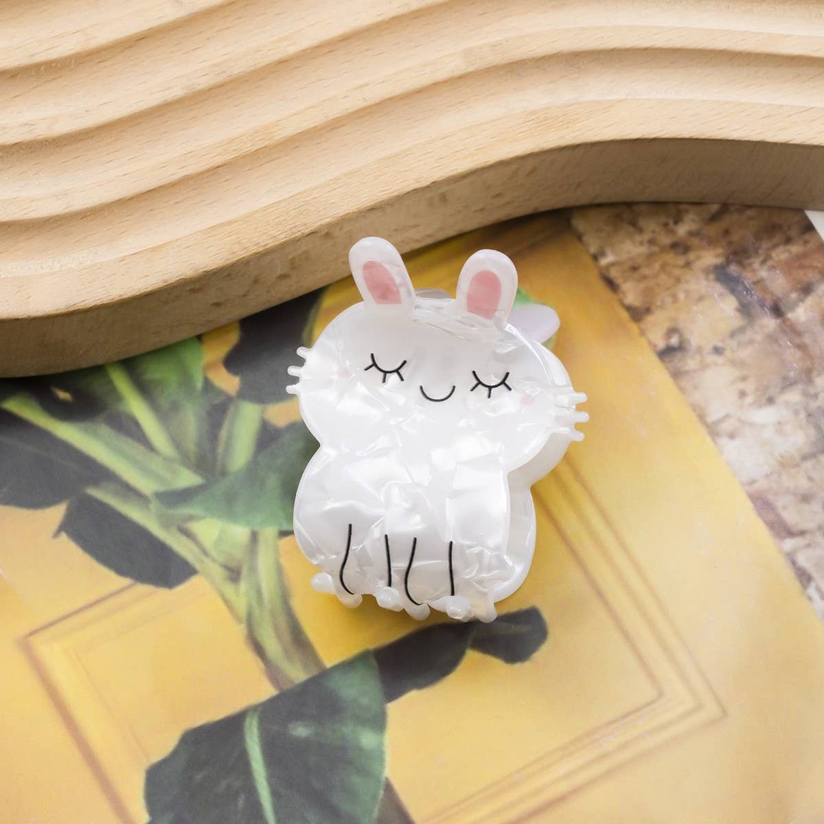CWAHA1434_WHITE CARTOON RABBIT HAIR CLAW CLIP