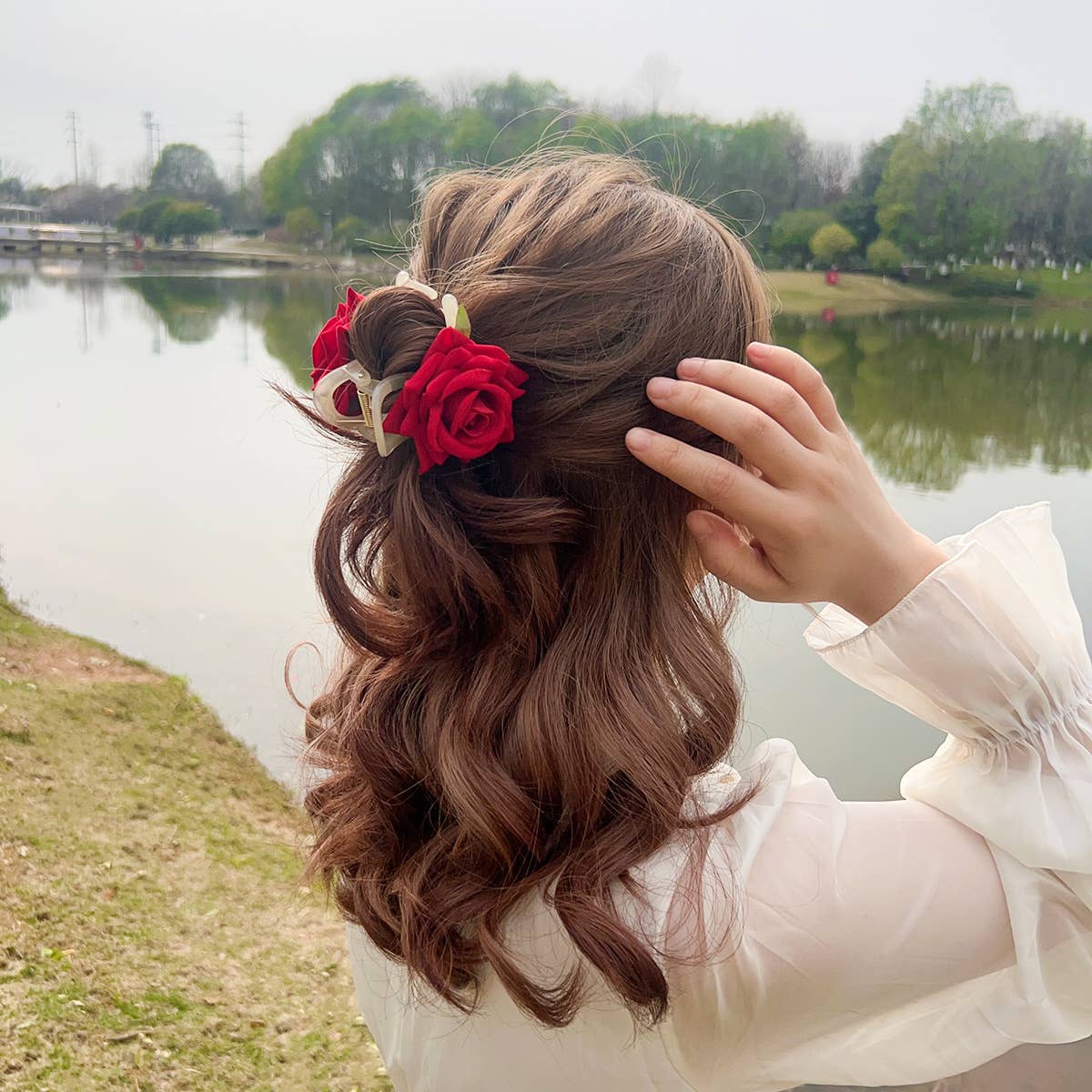 Dopamine-colored plastic rose hair clips