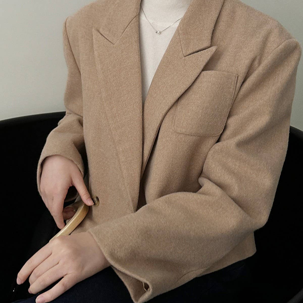 The foreign style goes with a short woolen coat