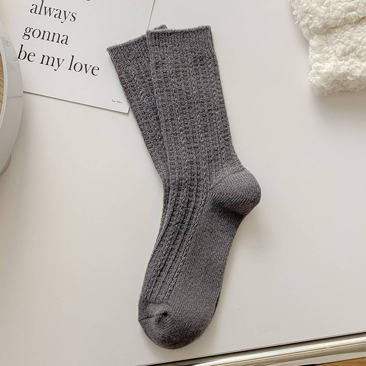 SIMPLE AND VERSATILE FASHIONABLE MID-CALF SOCKS