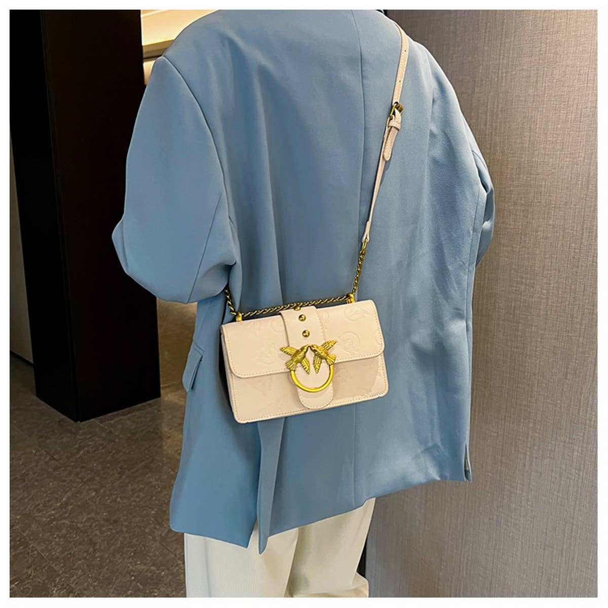 STYLISH EMBOSSED METAL CHAIN SHOULDER BAG_CWAB1577