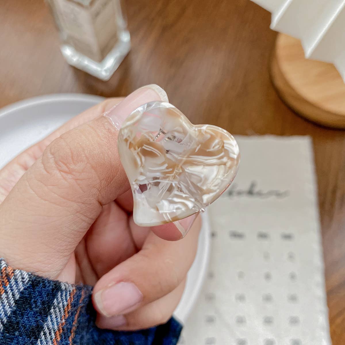 Cute acetic acid heart-shaped small clipper