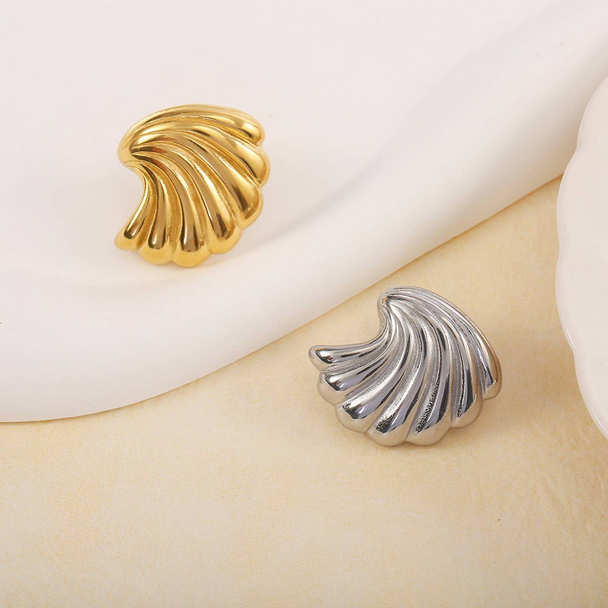 Fade-Resistant Titanium Steel Minimalist Studs_CWMM8905