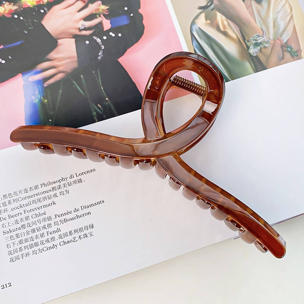 Fashionable cross-grip jelly-colored shark clip