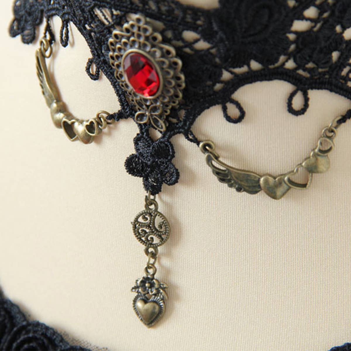 HALLOWEEN RETRO LOVE CRYSTAL LACE SHORT NECKLACE