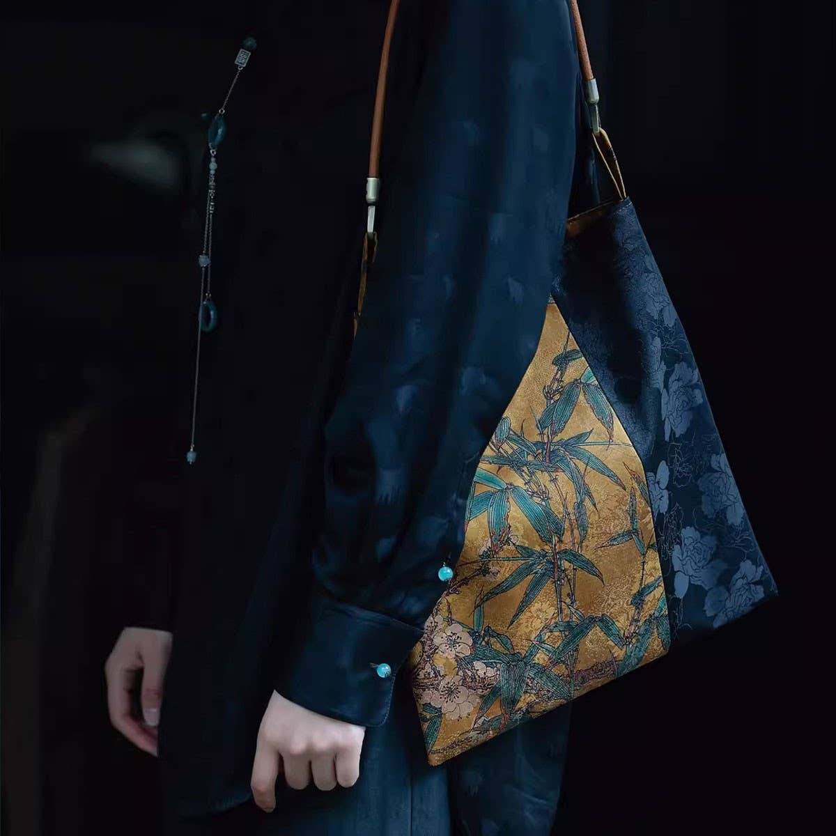 VERSATILE ART LARGE SHOULDER UNDERARM HANDBAG_CWAB4117