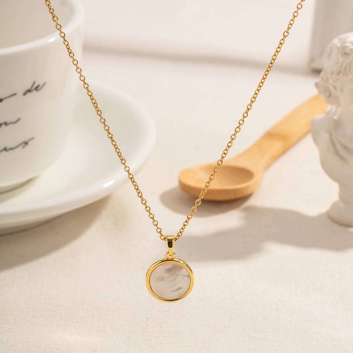 COLD STYLE SHELL ROUND PENDANT NECKLACE