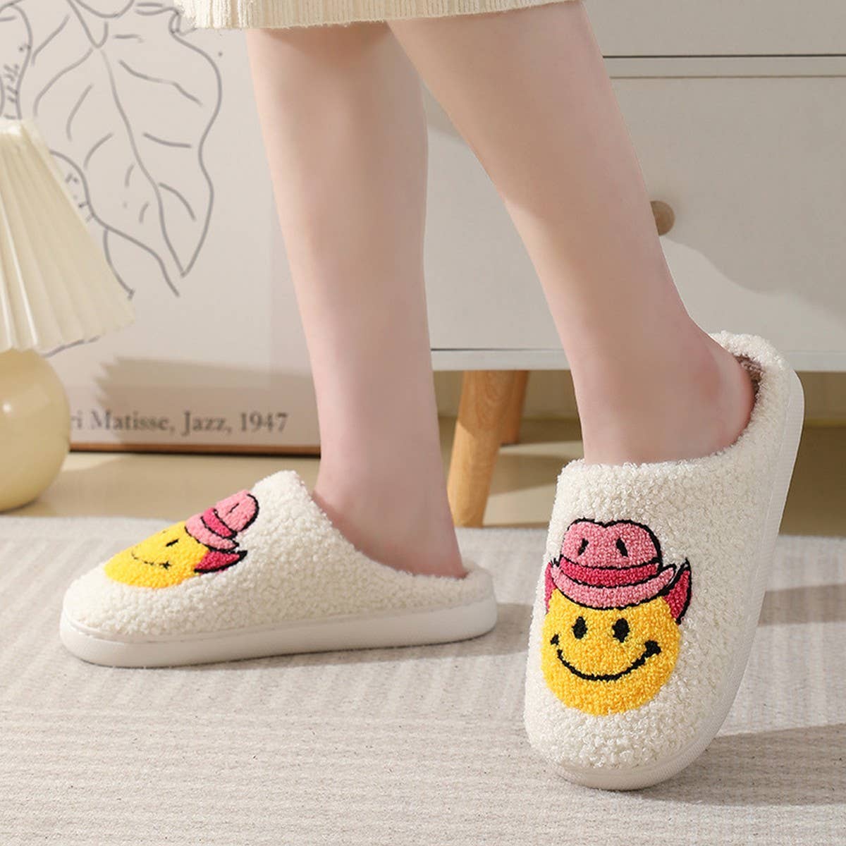 SOFT PLUSH COMFY WESTERN SMILING FACE SLIPPER_CWSHS0247