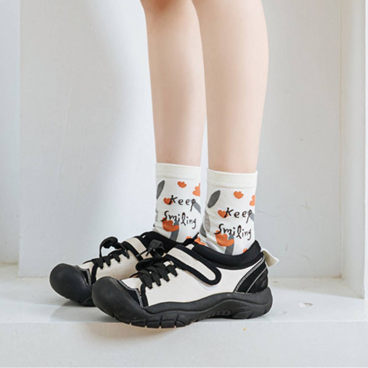 MILKY WHITE DOODLE SMILEY PATTERN CREW SOCKS