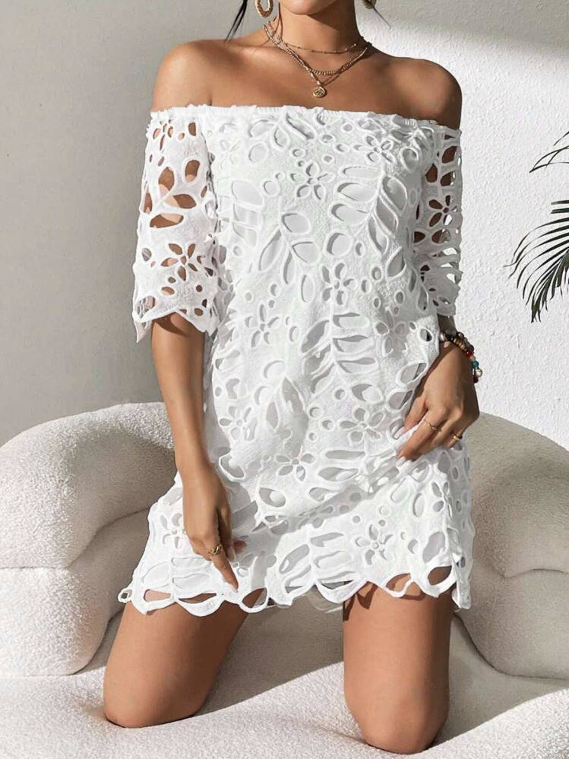 Lace dress with strapless shoulder cutout