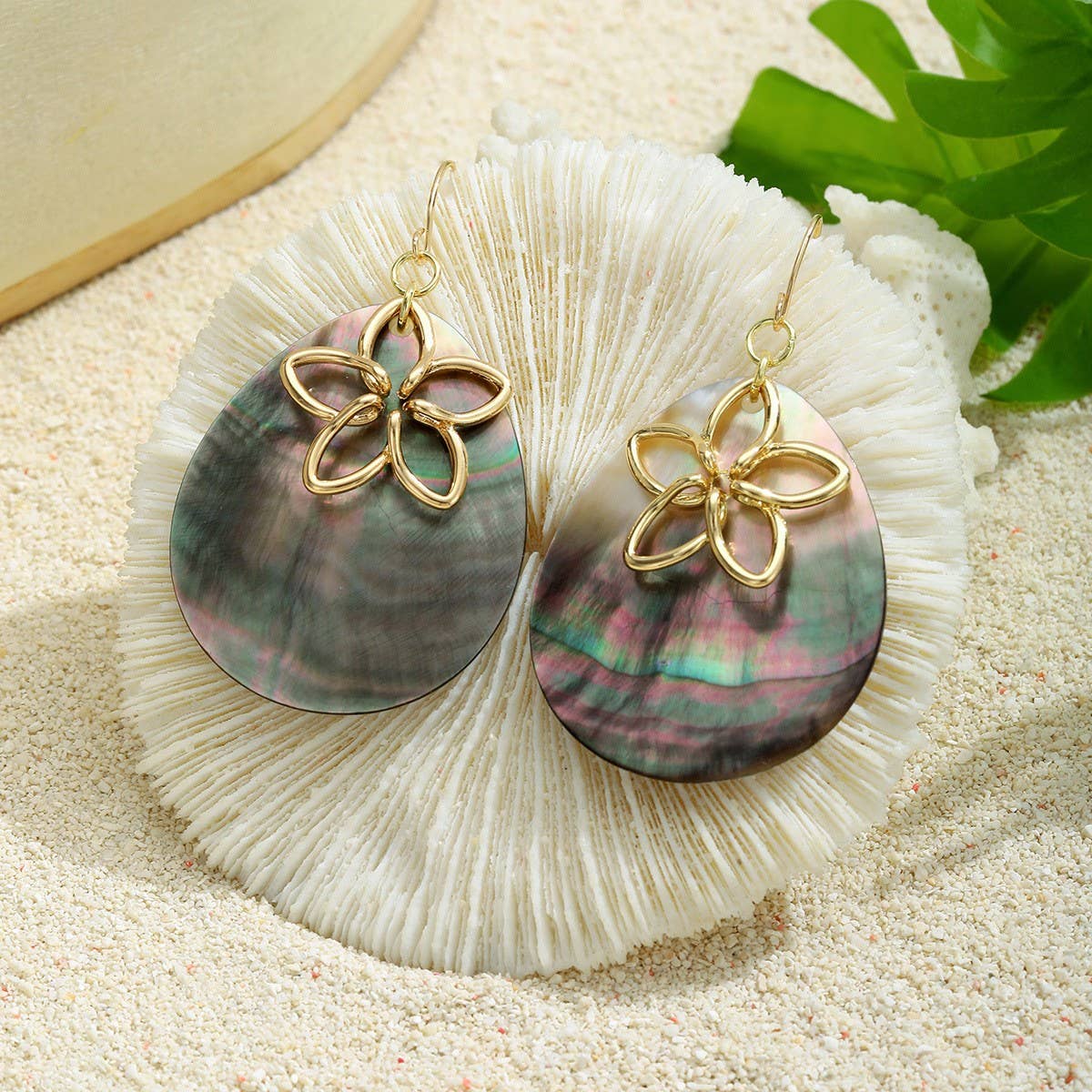 HOLLOW PETAL NATURAL BLACK SHELL EARRINGS