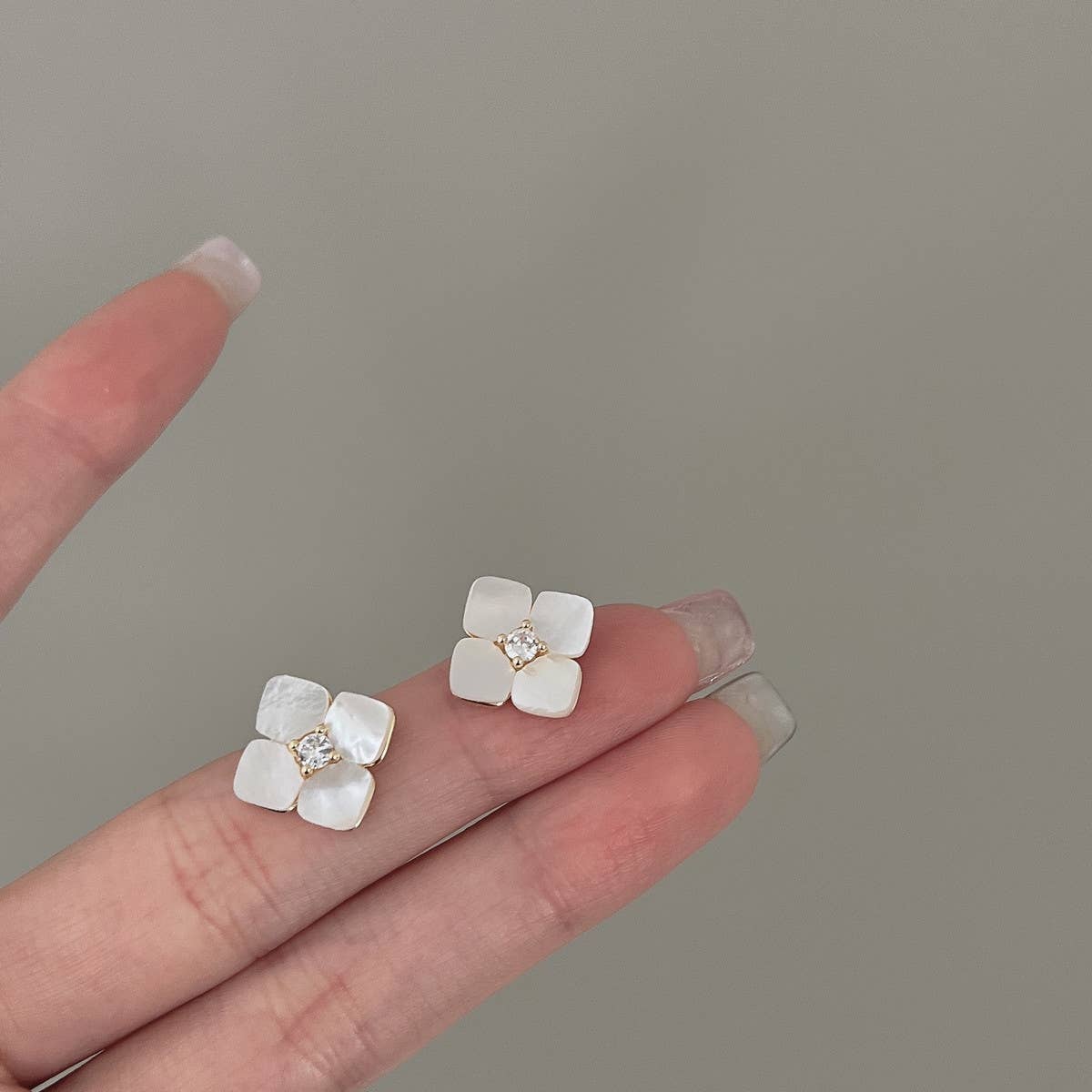 FRESH SHELL FLOWER EARRINGS