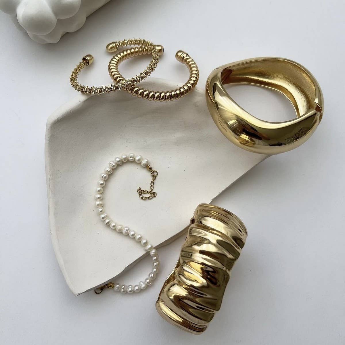 FASHIONABLE METALLIC SMOOTH SPRING BRACELET