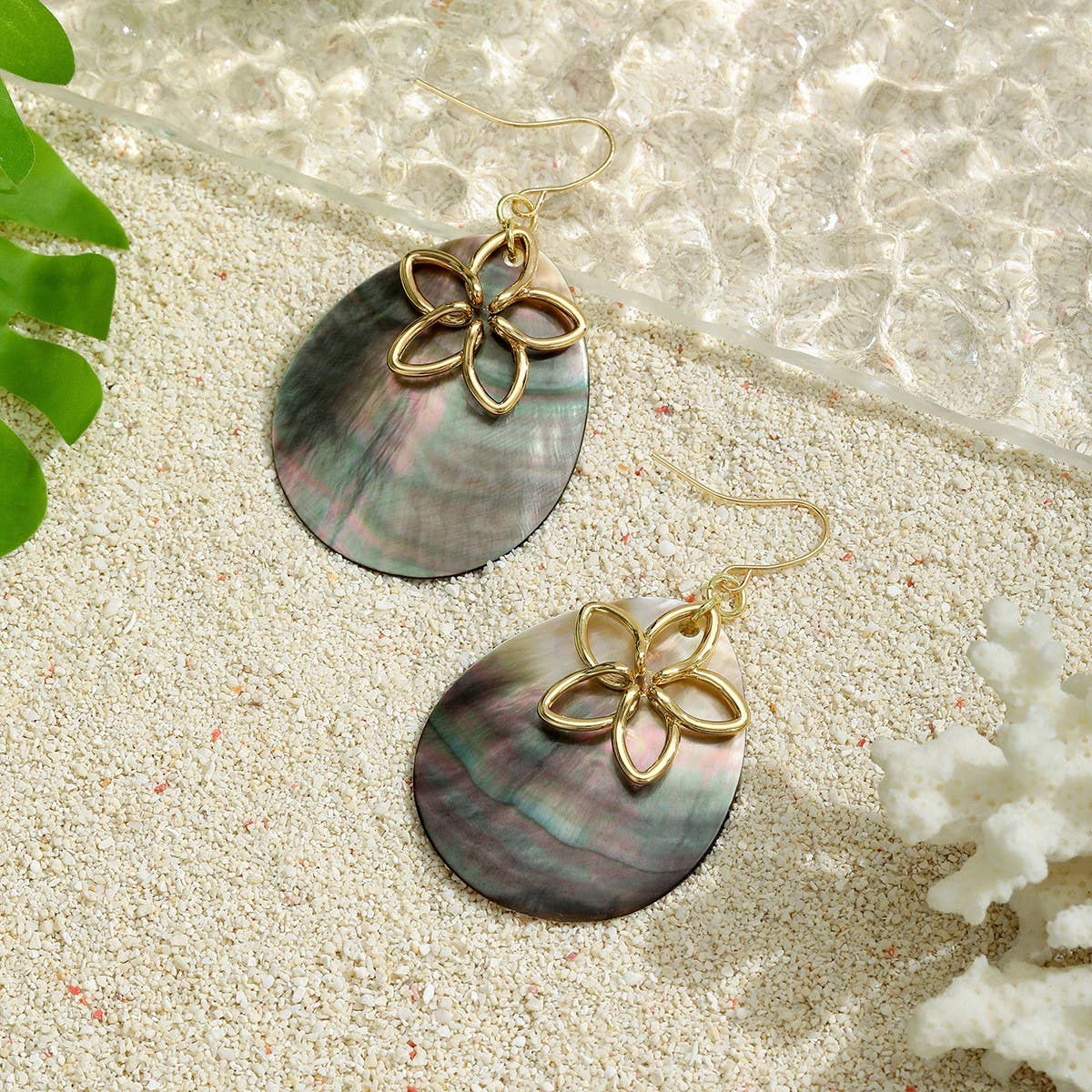 HOLLOW PETAL NATURAL BLACK SHELL EARRINGS