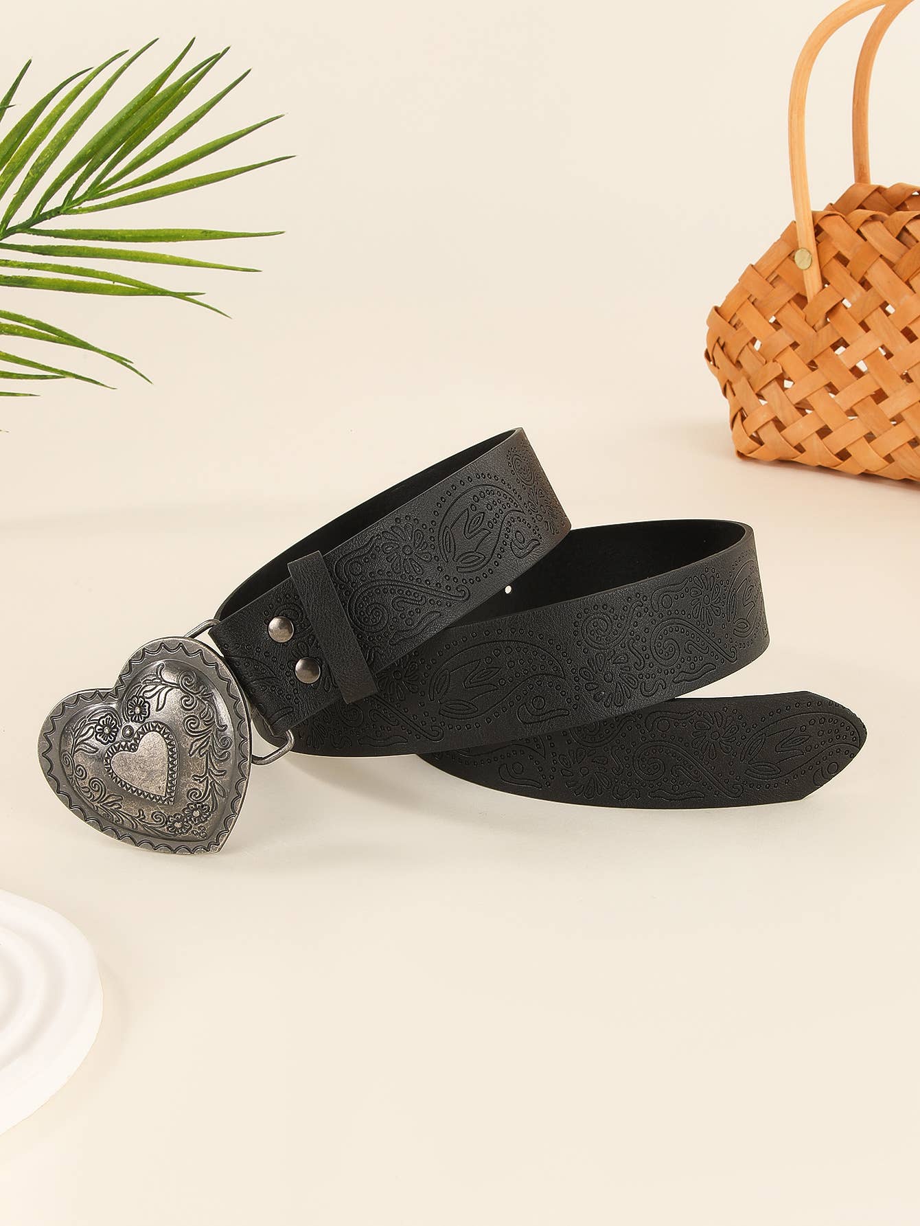 Heart-shaped engraved niche needle-buckle belt