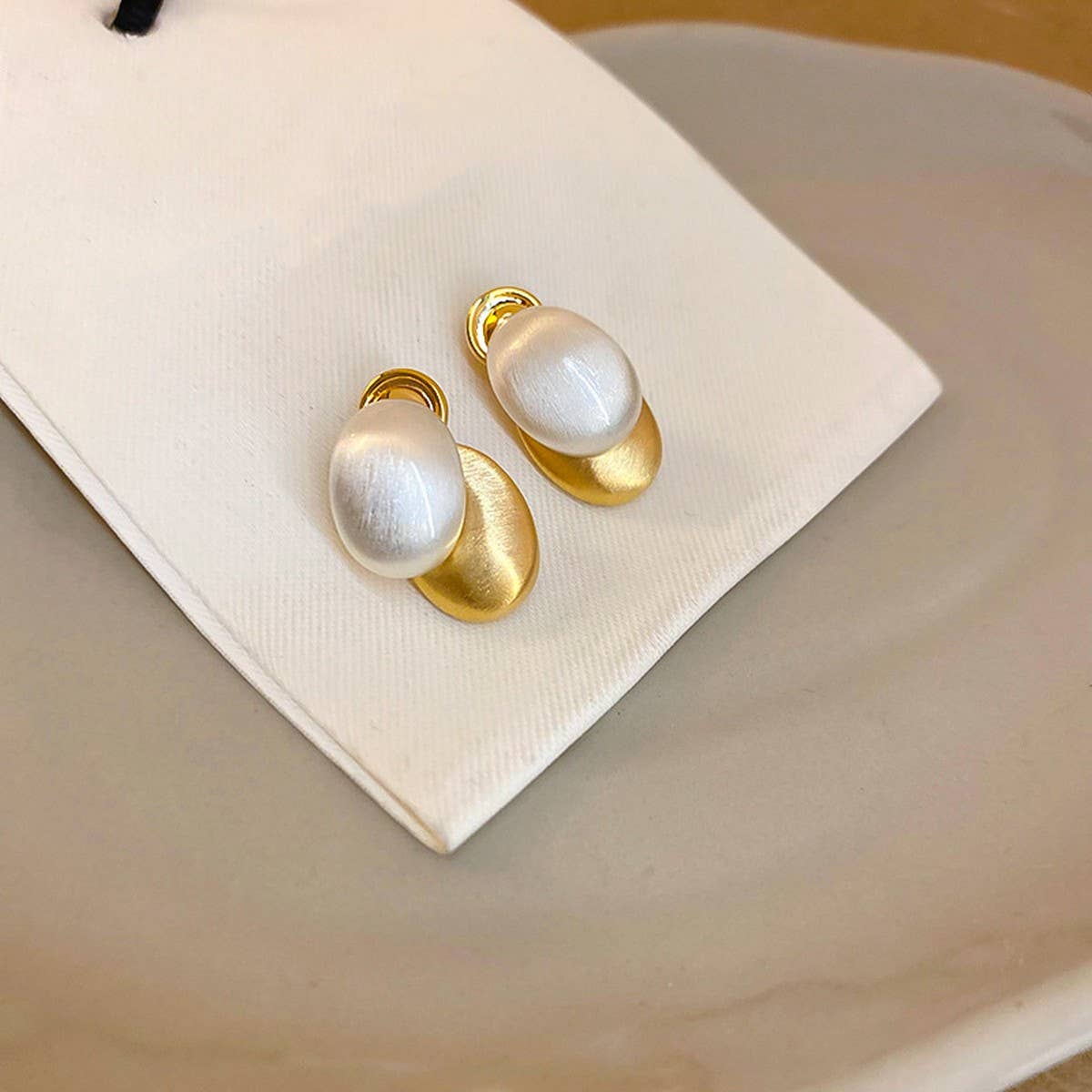 GEOMETRIC MINIMALIST AND LUXURIOUS STYLE EARRINGS