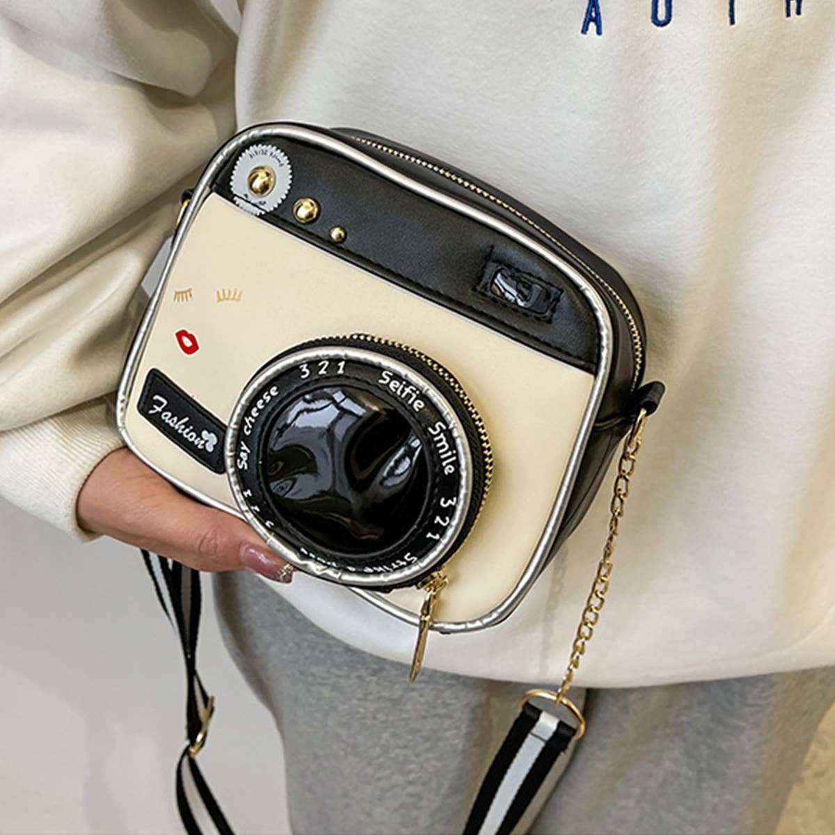 CAMERA-SHAPED SHOULDER BAG_CWAB1001