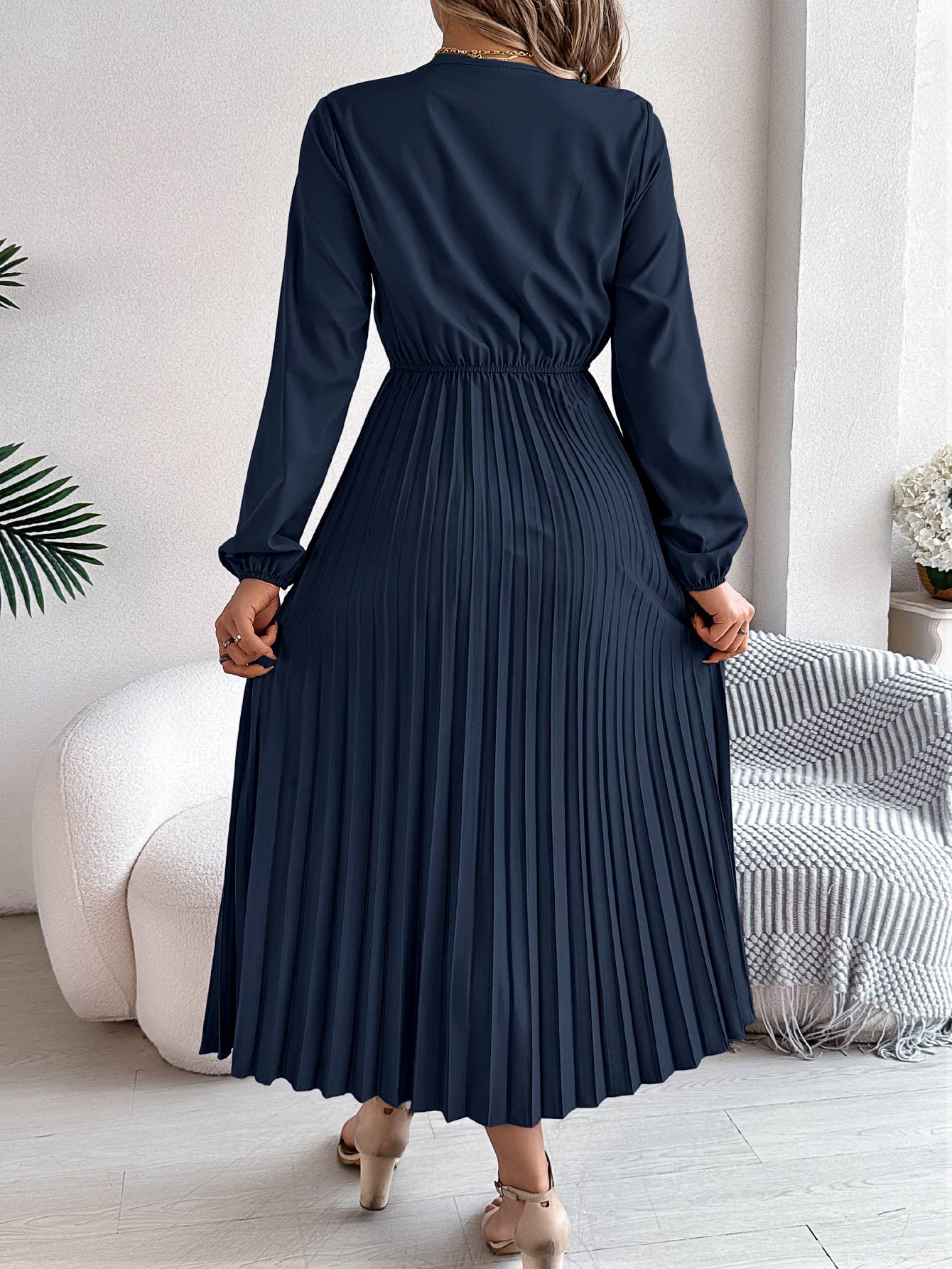 Elegant temperament V-neck waist pleated dress