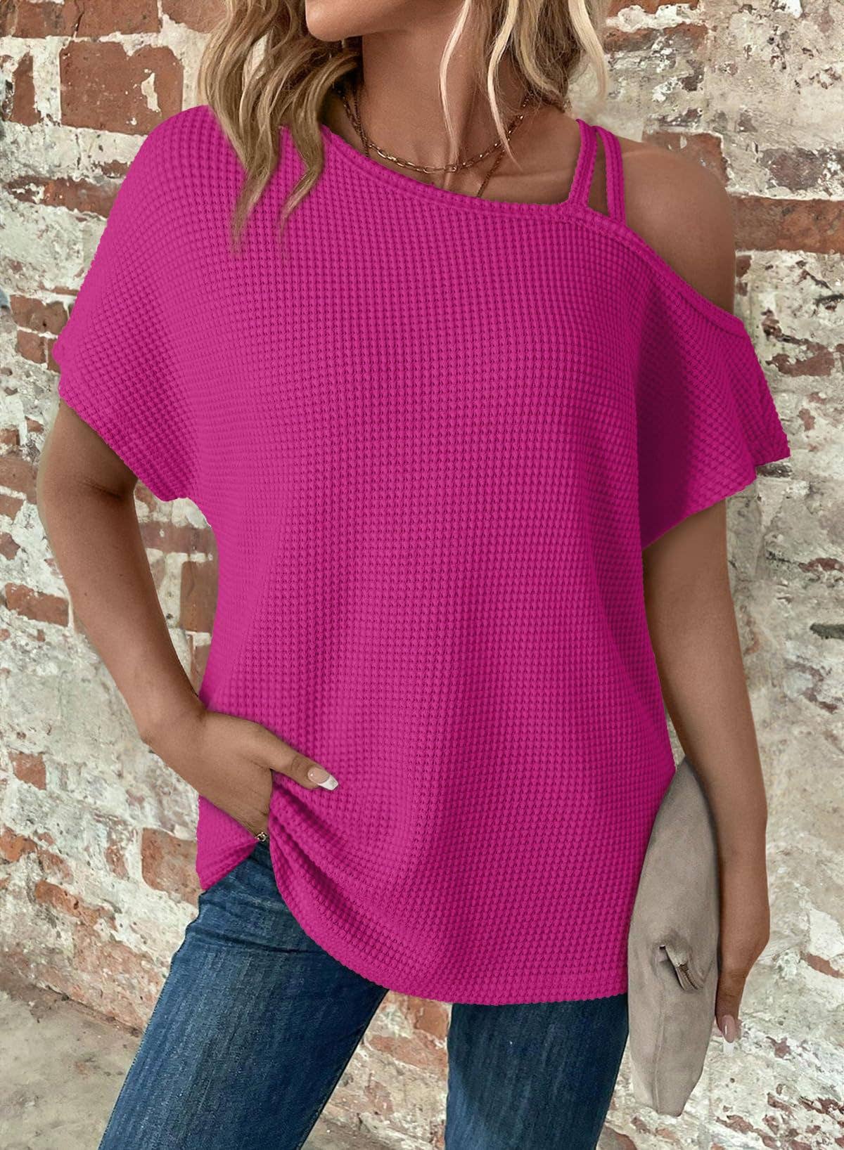 Short sleeved off-the-shoulder knit T-shirt