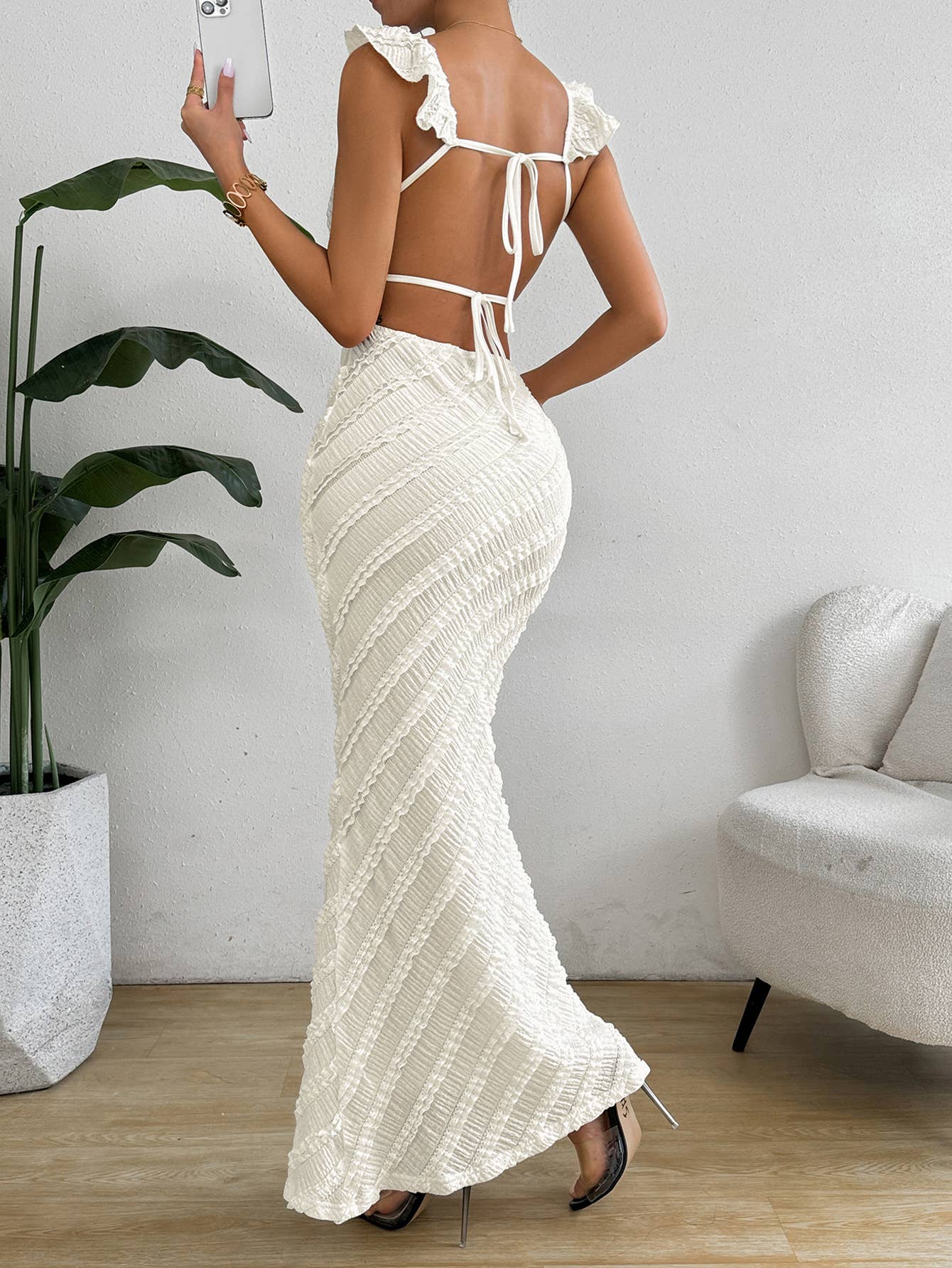 Long dress with a slim tie and a backless cutout