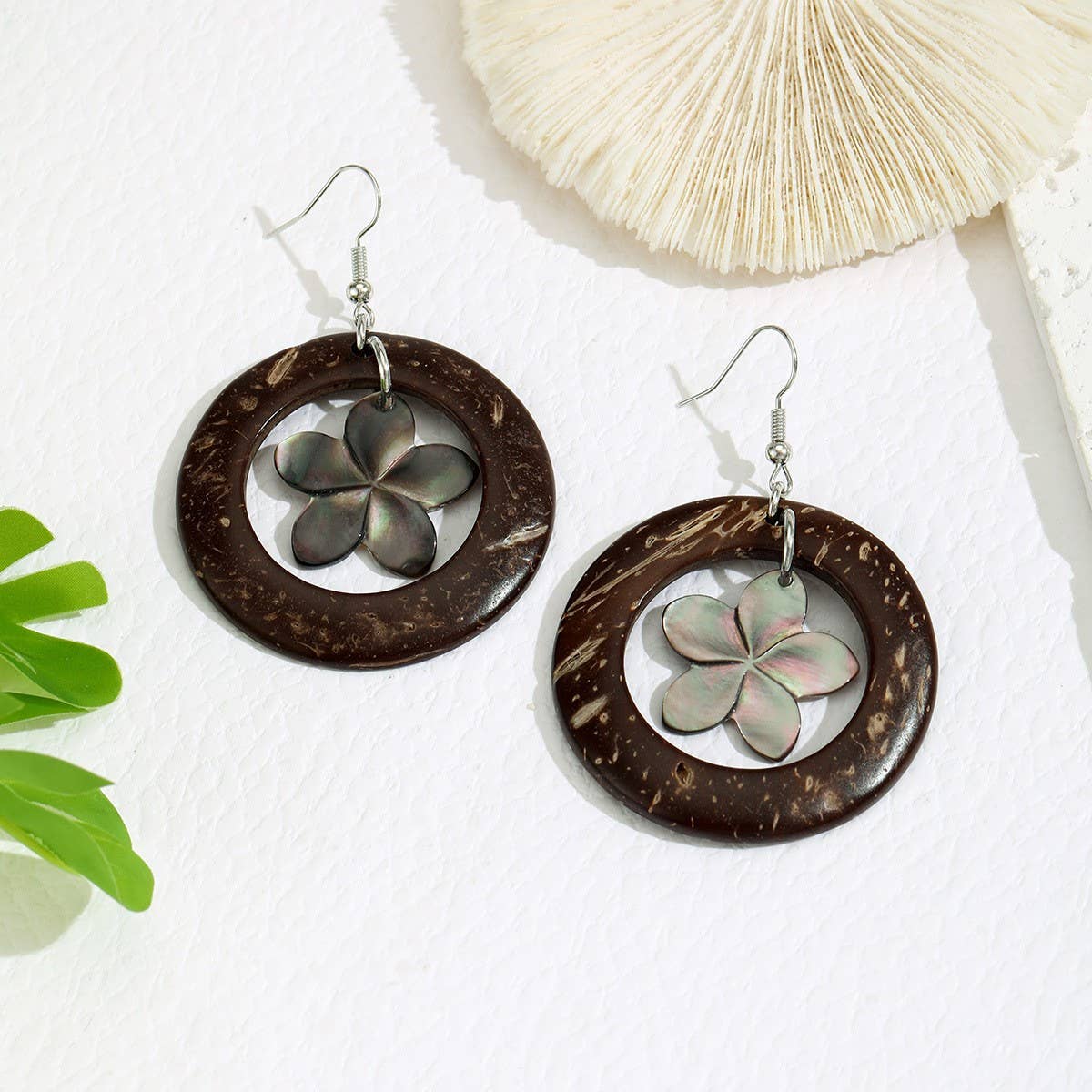 SIMPLE AND FASHIONABLE HOLLOW BLACK SHELL EARRINGS