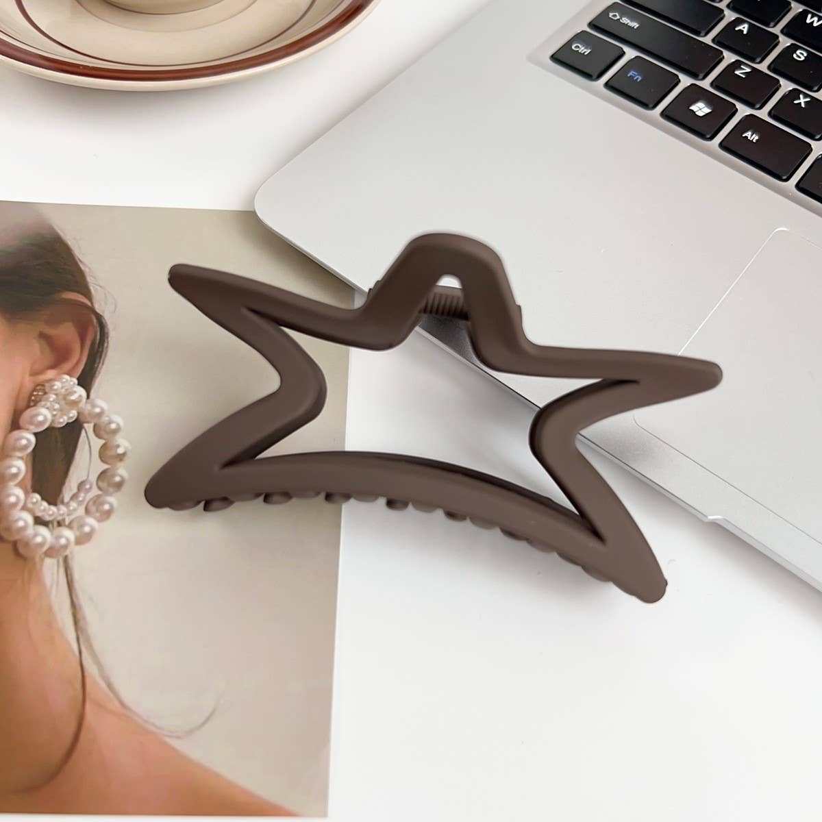 Versatile fashionable hollowed-out grab clip