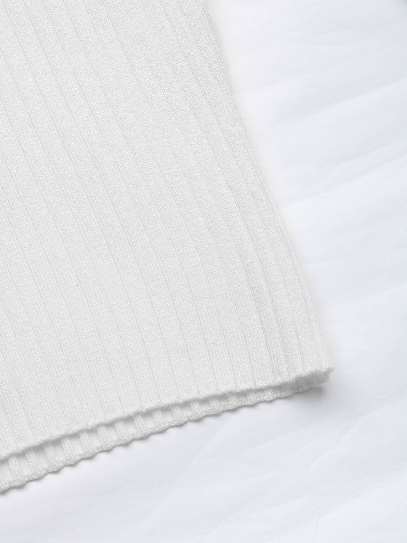 Fashionable short long-sleeved one-neck sweater