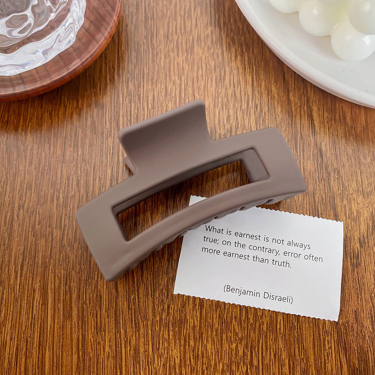 Versatile fashionable hollowed-out grab clip