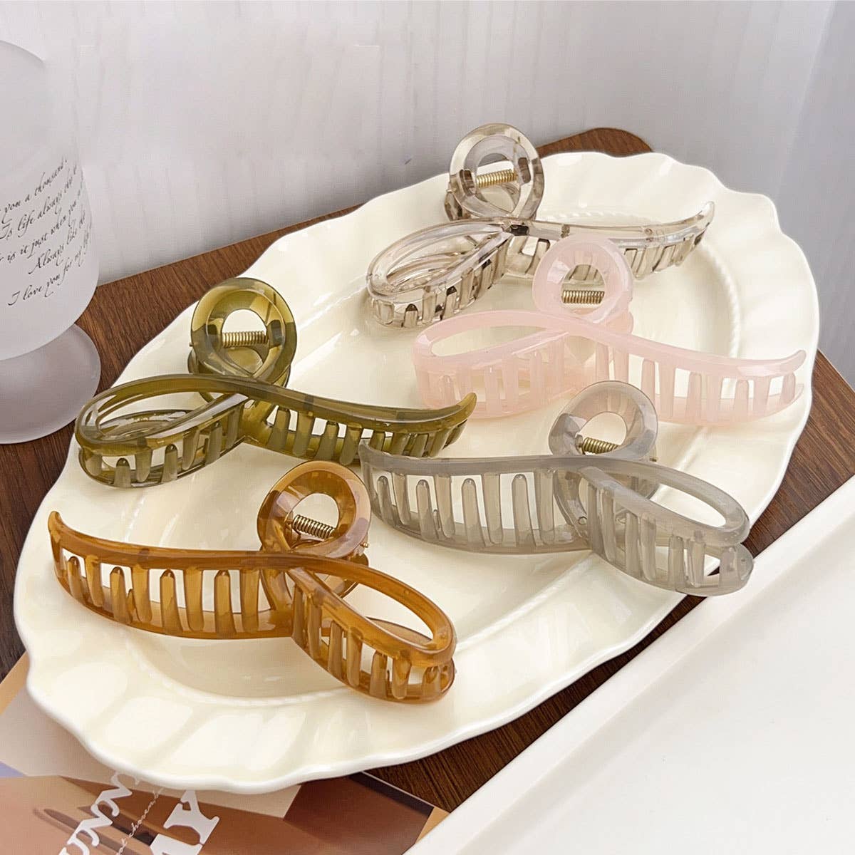 Simple and elegant transparent gripper