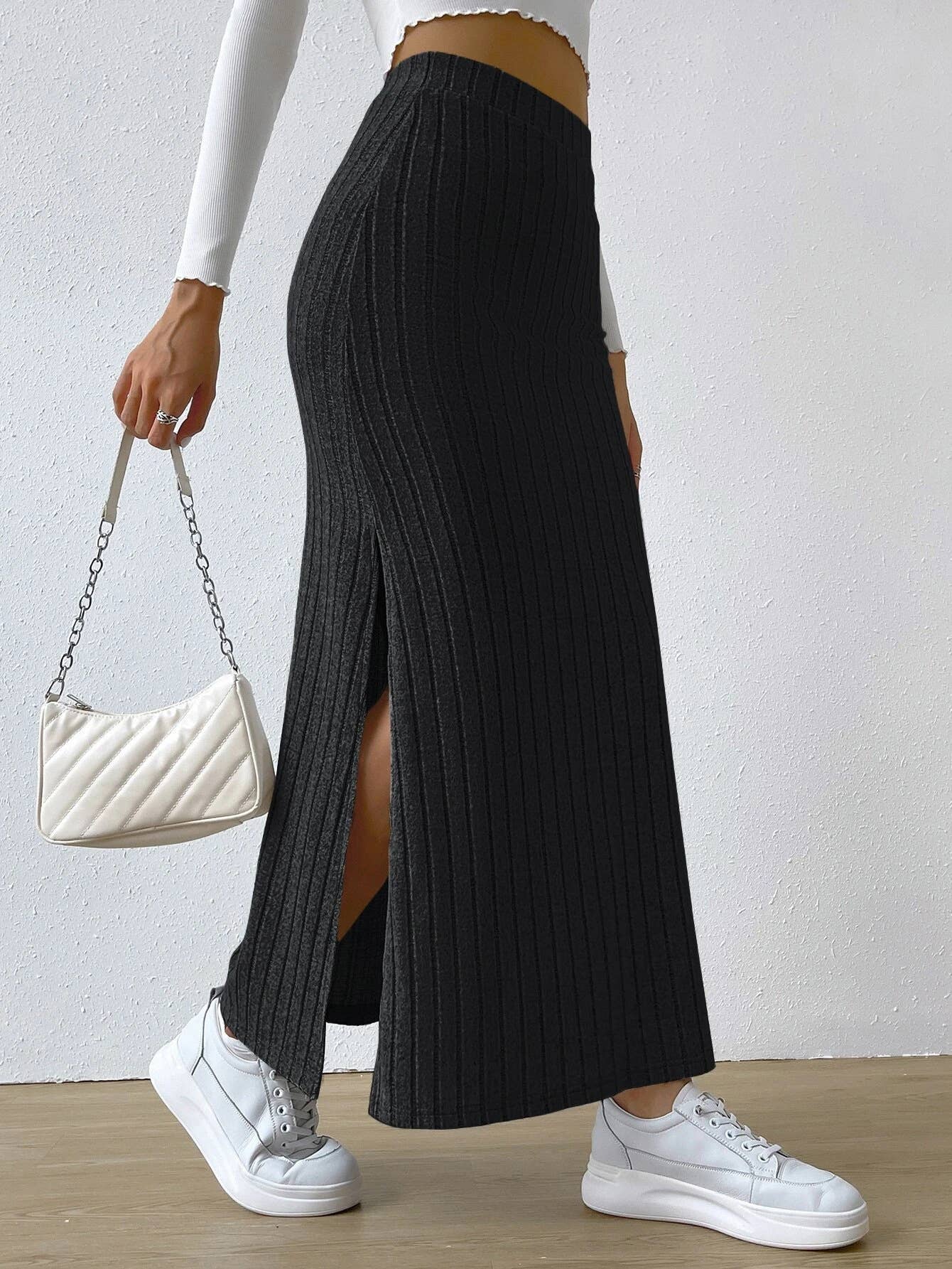 High-waisted side-slit form-fitting skirt