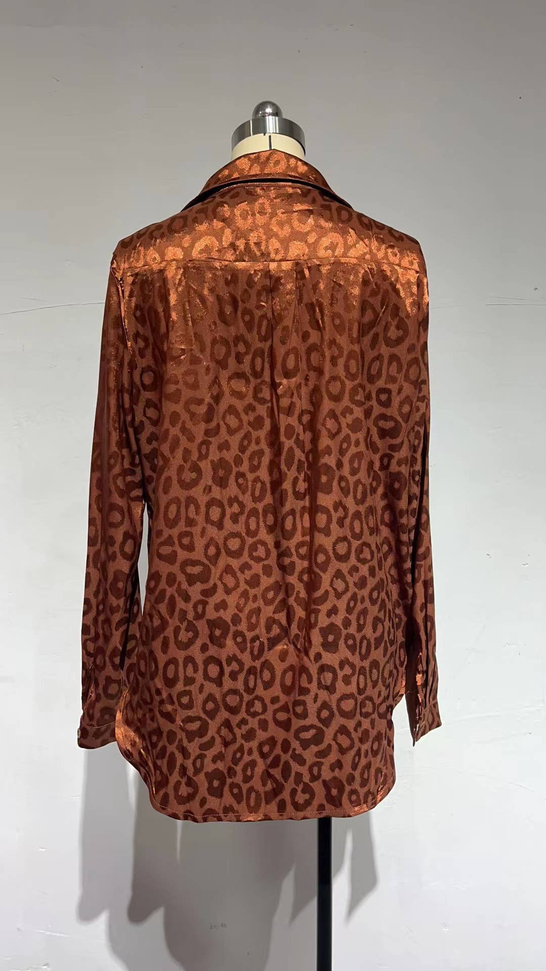 Satin long-sleeved jacquard leopard print shirt