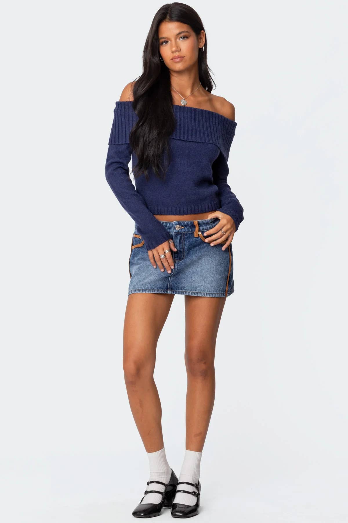 Solid-colored one-shoulder long-sleeved sweater