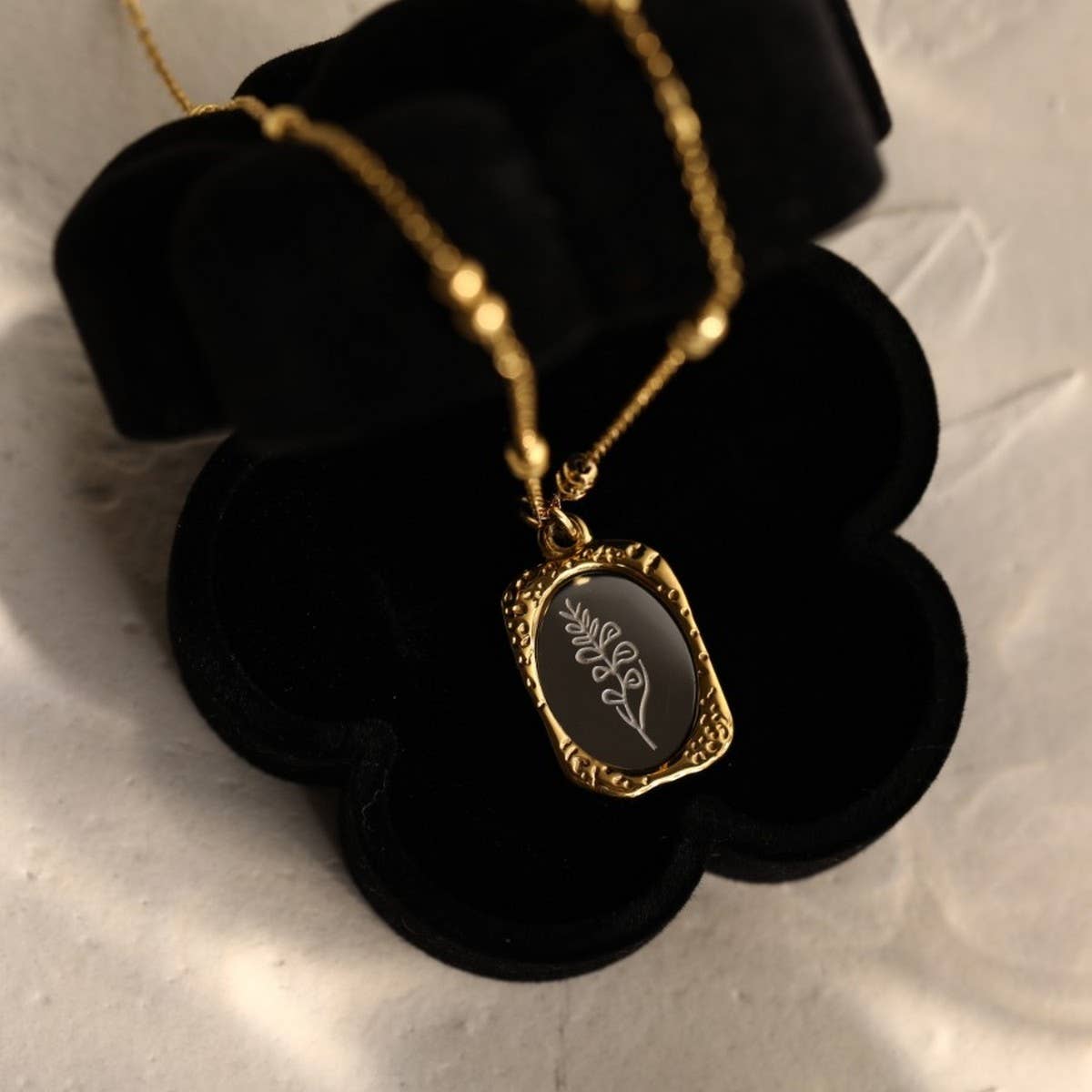 VINTAGE MAGIC MIRROR ROSE DECEMBER NECKLACE