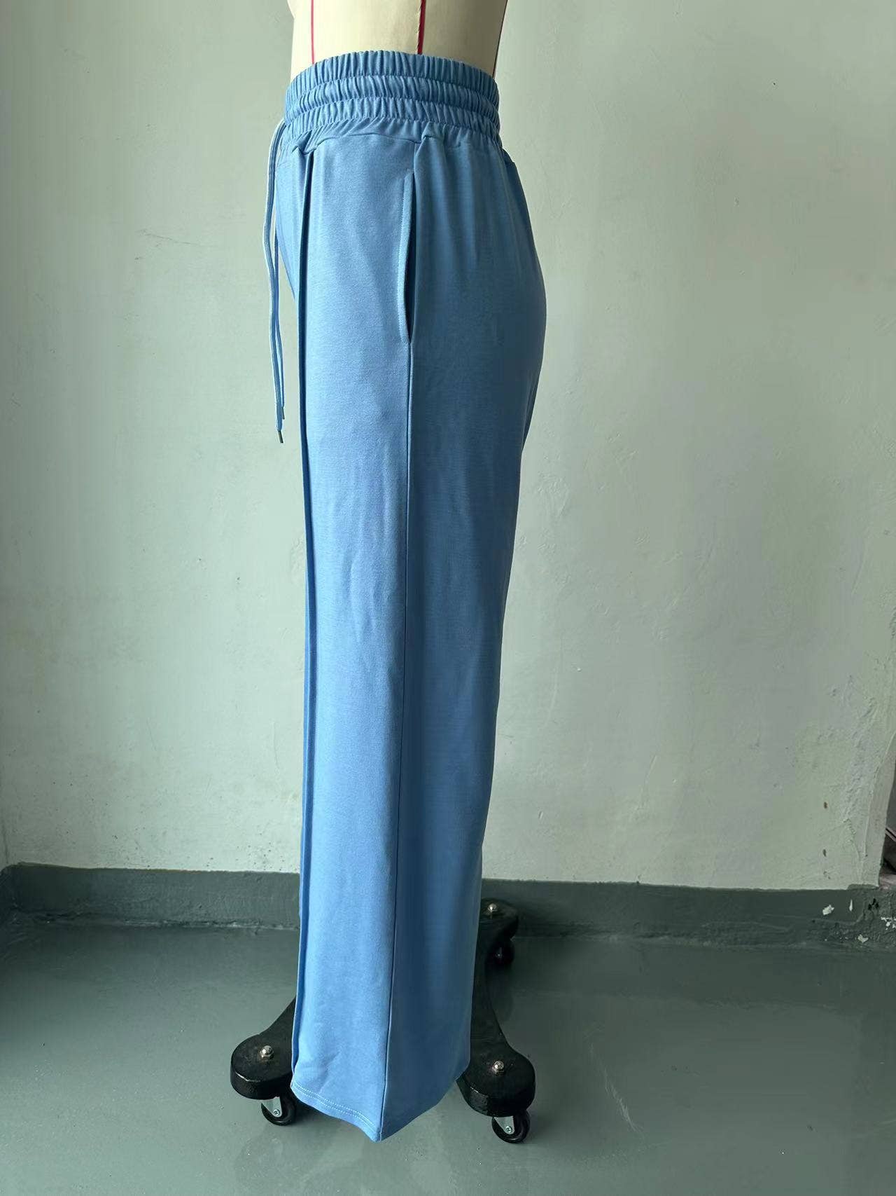 Straight-leg loose sweatpants and wide-leg pants