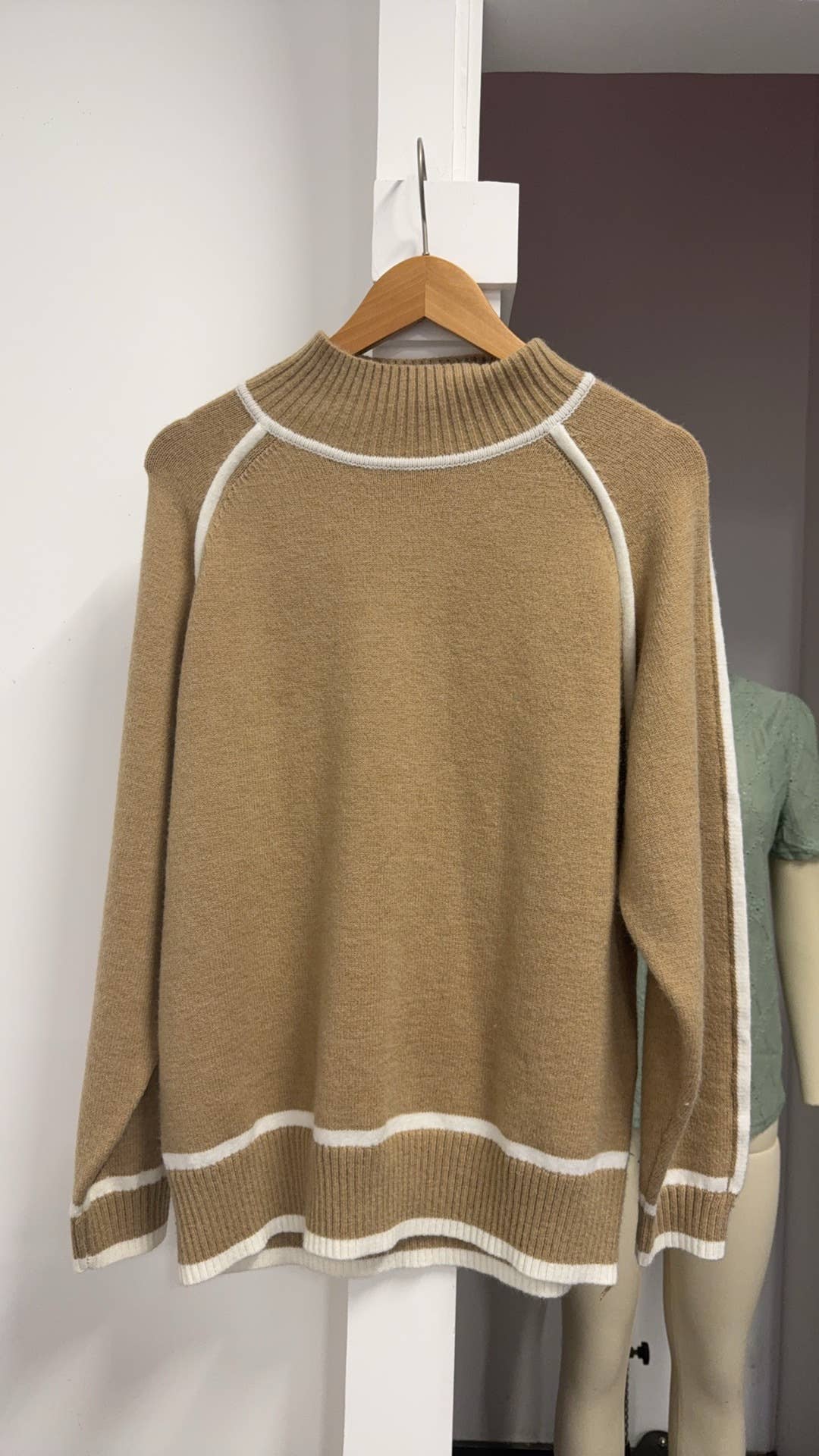 Semi-high-neck laid-back color-blocking sweater