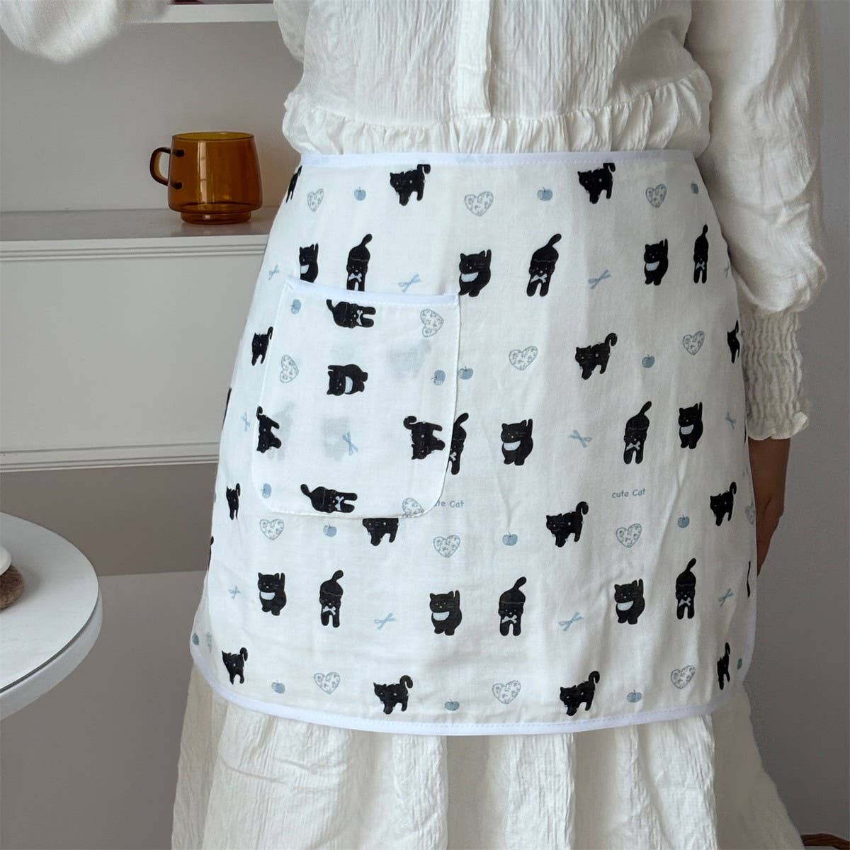 HALF-LENGTH WATERPROOF AND OIL-PROOF APRON