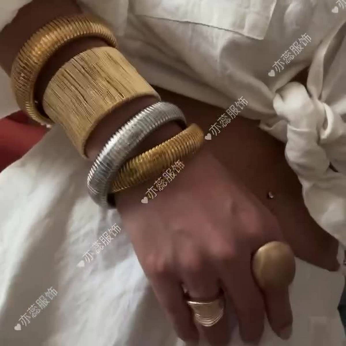 FASHIONABLE SMOOTH SPRING BRACELET FOR WOMEN