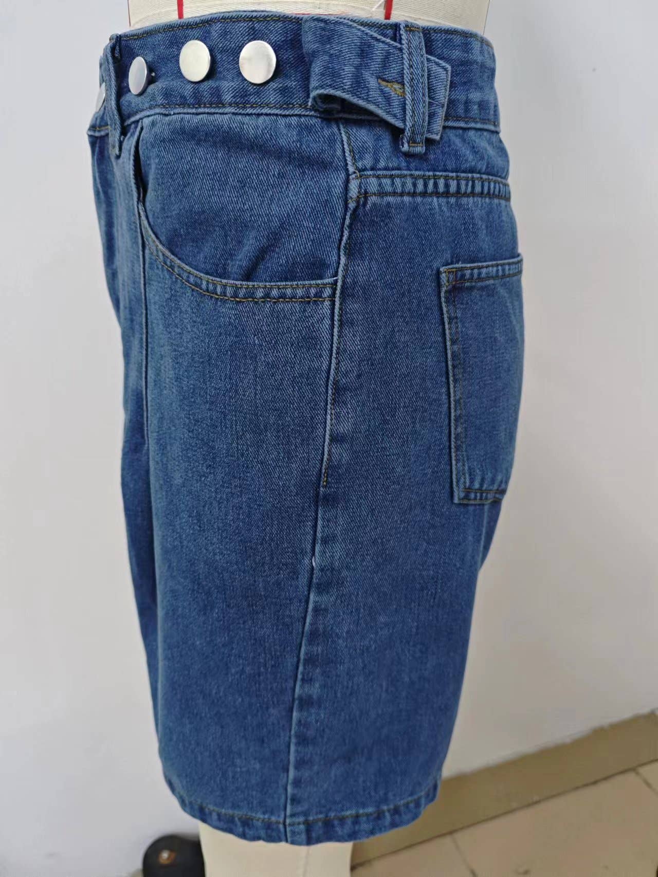 WASHED WAIST ADJUSTABLE DENIM QUARTER SHORTS