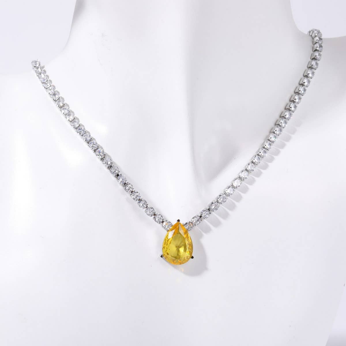 WOMEN'S EXQUISITE STAINLESS STEEL ZIRCON NECKLACE
