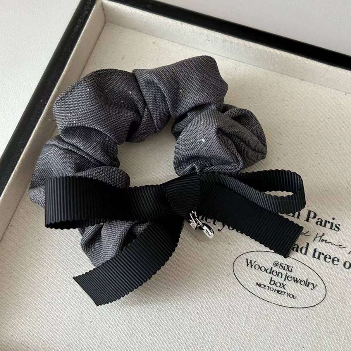 DELICATE CHANEL BOW HAIR SCRUNCHIES