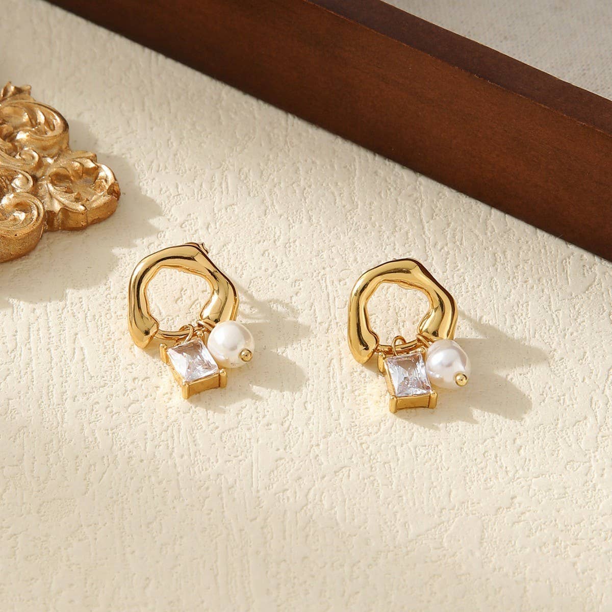 HIGHLIGHT BEAD SQUARE COLORED ZIRCONIA EARRINGS